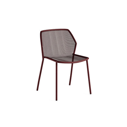 Emu Darwin E521 steel mesh outdoor chair in intense red finish, combining bold color and ergonomic comfort for modern spaces.